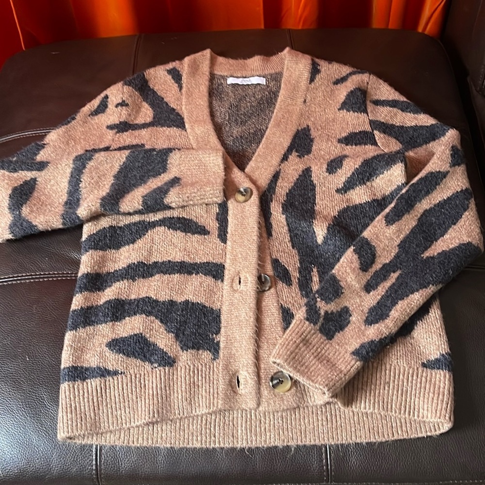 NWOT animal print sweater M machine wash